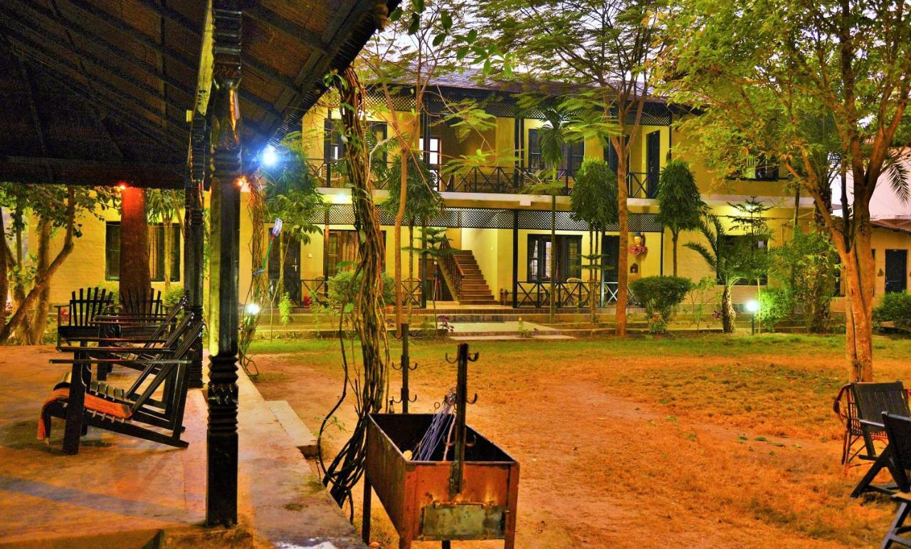 Hotel Parkside & Swimming Pool-Between Greenery And Azure ,Your Perfect Retreat Chitwan Bagian luar foto