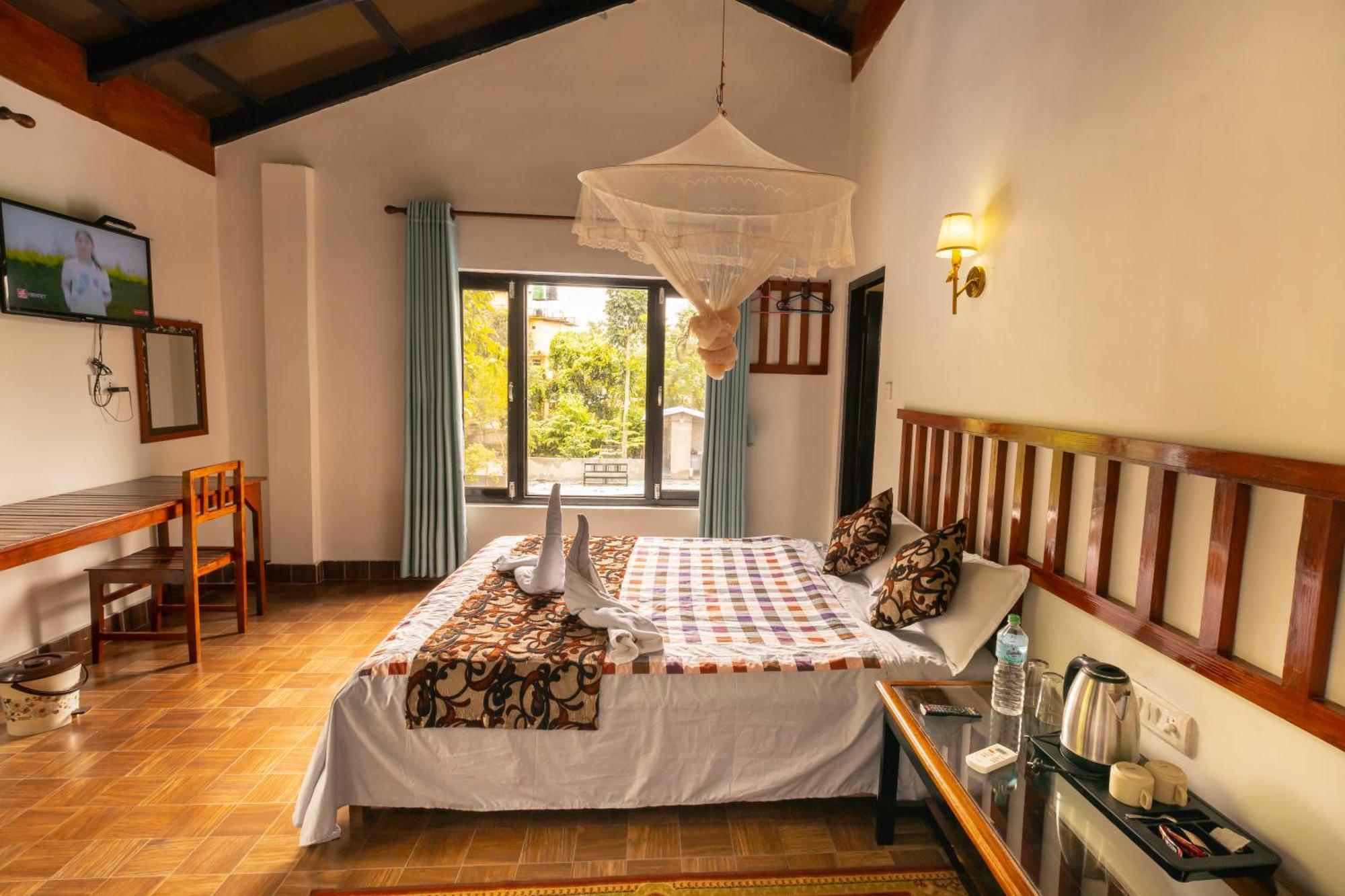 Hotel Parkside & Swimming Pool-Between Greenery And Azure ,Your Perfect Retreat Chitwan Bagian luar foto
