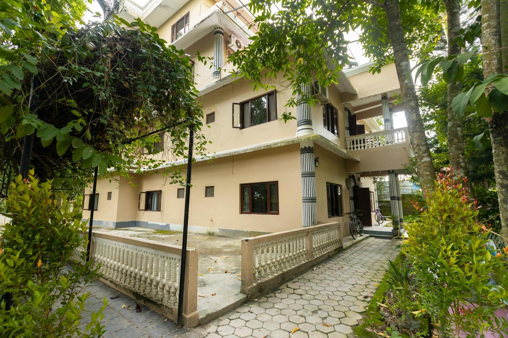Hotel Parkside & Swimming Pool-Between Greenery And Azure ,Your Perfect Retreat Chitwan Bagian luar foto