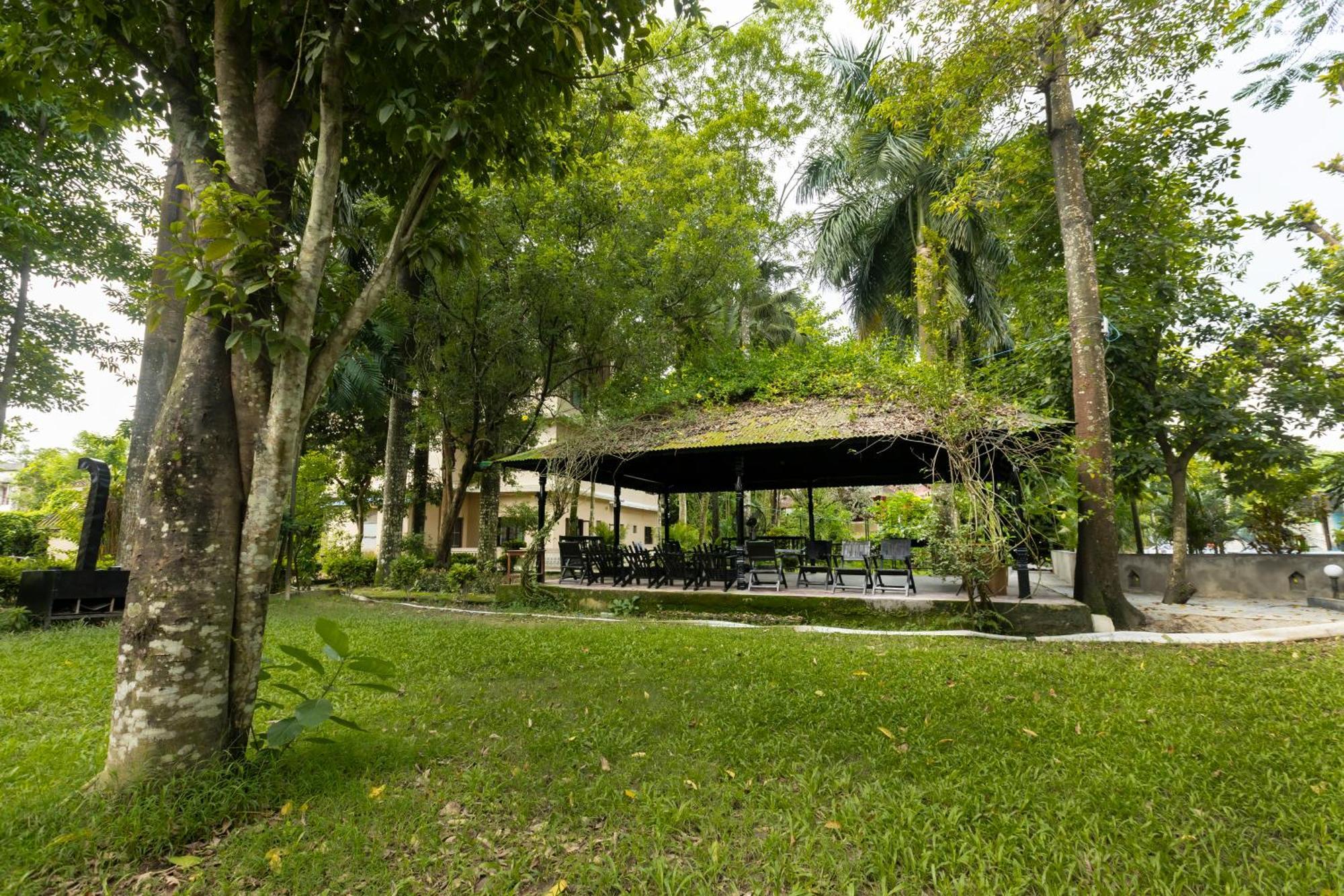 Hotel Parkside & Swimming Pool-Between Greenery And Azure ,Your Perfect Retreat Chitwan Bagian luar foto