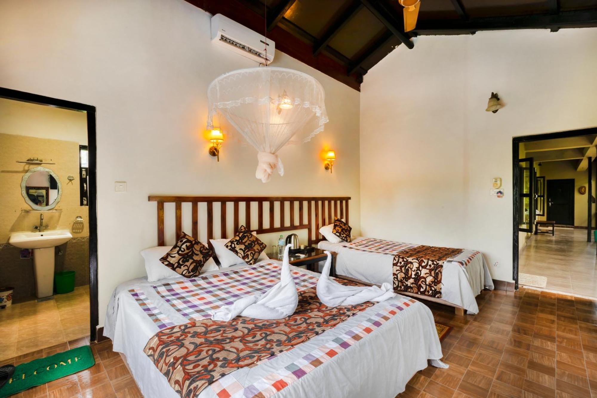 Hotel Parkside & Swimming Pool-Between Greenery And Azure ,Your Perfect Retreat Chitwan Bagian luar foto