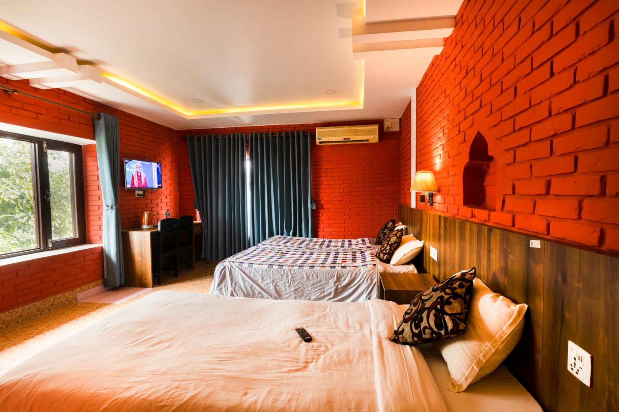 Hotel Parkside & Swimming Pool-Between Greenery And Azure ,Your Perfect Retreat Chitwan Bagian luar foto