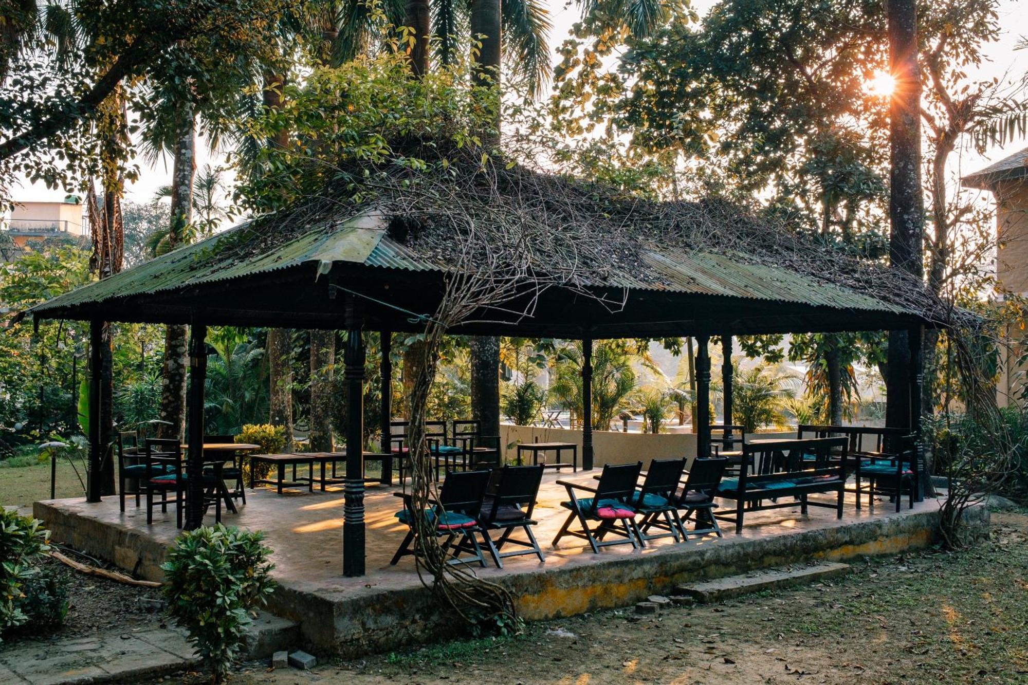Hotel Parkside & Swimming Pool-Between Greenery And Azure ,Your Perfect Retreat Chitwan Bagian luar foto