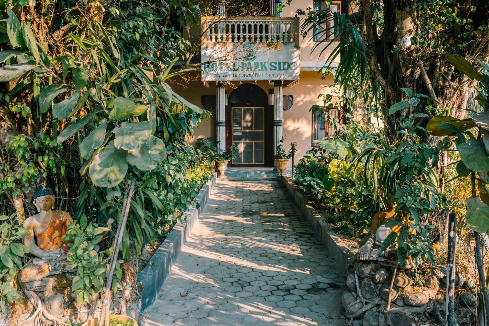 Hotel Parkside & Swimming Pool-Between Greenery And Azure ,Your Perfect Retreat Chitwan Bagian luar foto