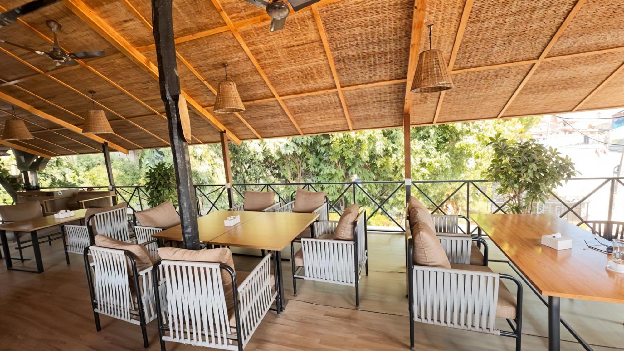 Hotel Parkside & Swimming Pool-Between Greenery And Azure ,Your Perfect Retreat Chitwan Bagian luar foto